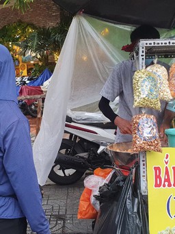 Bắp rang bơ lề đường Thành Thái ngon cỡ nào mà người trẻ xếp hàng mua?