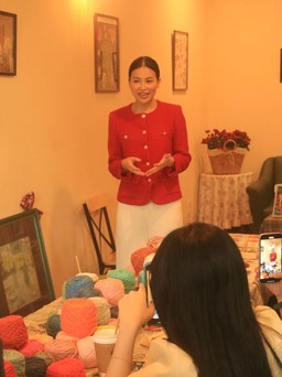 Hoa hậu Phương Khánh dạy thêu len nổi
