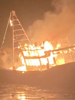 Cà Mau: Chập điện cháy 3 tàu cá trong đêm