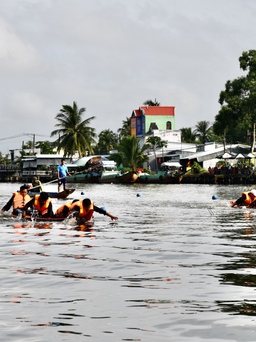 Lần đầu tiên tổ chức đua xuồng ba lá trên sông Cái Tàu