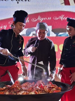 Nhiều đầu bếp chế biến 69 món ăn từ cua ở ngày hội cua Cà Mau