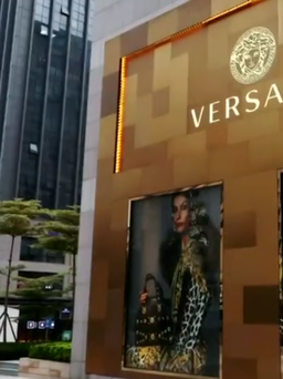 Đã có Jimmy Choo, Michael Kors lại mua Versace