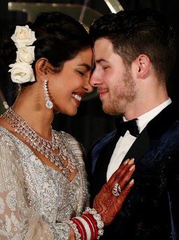 Nick Jonas và Priyanka Chopra đến thủ đô Ấn Độ sau đám cưới '3 ngày 3 đêm'