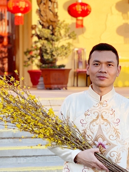 MC Gia Thành diện áo dài đón Tết cùng các nghệ sĩ Việt