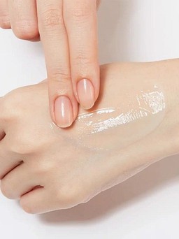 Essence là gì? Khám phá công dụng của essence đối với làn da