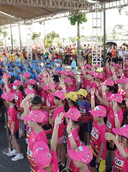 Kun Marathon Hạ Long: 2.000 em nhỏ háo hức chinh phục đường chạy 700m