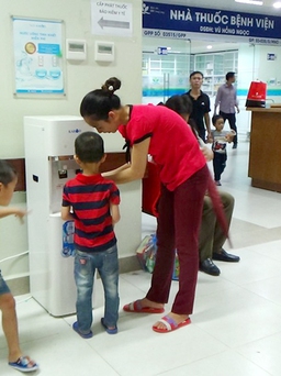 Bệnh nhân ở các bệnh viện lớn được uống nước tinh khiết miễn phí