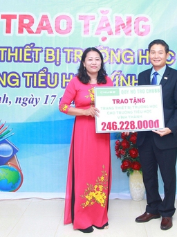 Chubb Life Việt Nam trao tặng thiết bị dạy và học
