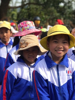 Quỹ ‘Hiểu về trái tim’ mang áo ấm đến cho trẻ em người dân tộc