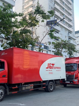 J&T Express tặng 11.000 thùng carton đồng hành khu cách ly Ký túc xá ĐHQG