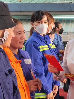 VWS trao quà tết cho nữ công nhân vệ sinh môi trường