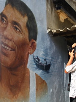 Độc lạ ngôi làng Việt Nam phủ kín những bức vẽ chân dung trên tường