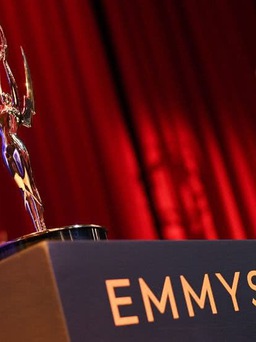 Nghệ sĩ nhận giải Emmy 2020 từ… phòng ngủ?