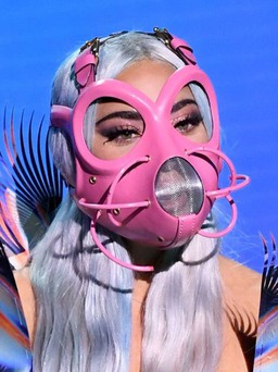 Lady Gaga mang bộ sưu tập khẩu trang ‘quái dị’ lên sân khấu MTV VMAs 2020