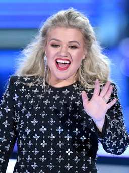 Kelly Clarkson bị công ty quản lý khởi kiện vì nợ 1,4 triệu USD