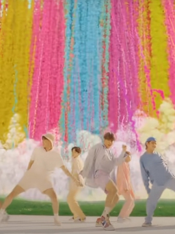 BTS bán đấu giá bộ trang phục khi trình diễn ca khúc 'Dynamite' làm từ thiện