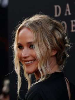 Jennifer Lawrence bị thương trên phim trường