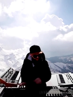 Nhạc sĩ Pháp chơi nhạc trên đỉnh núi cao 3.000 m ở Thụy Sĩ