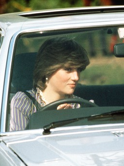 Bán đấu giá chiếc xe Thái tử Charles tặng Công nương Diana trước khi cưới
