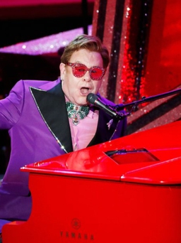 Danh ca Elton John hoãn chuyến lưu diễn châu Âu vì sức khỏe bất ổn