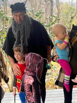 Alec Baldwin bị ‘soi’ khi mừng Halloween sau vụ nổ súng chết người