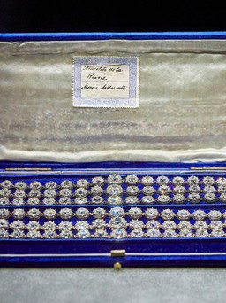 Bán đấu giá trang sức của Hoàng hậu Pháp Marie Antoinette