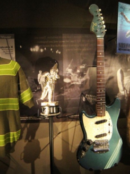 Bán đấu giá cây đàn guitar màu xanh lam của Kurt Cobain