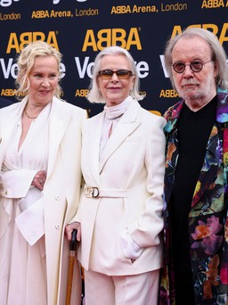ABBA trở lại sân khấu sau 4 thập kỷ tan rã