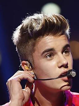 Justin Bieber mắc bệnh ‘lạ’ khiến nửa khuôn mặt bị liệt