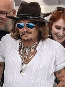 Johnny Depp phủ nhận có bồ mới