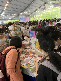 Săn sách cũ, hiếm đồng giá 5.000 đồng tại 'Hội sách Nhã Nam - Sài Gòn 2022'