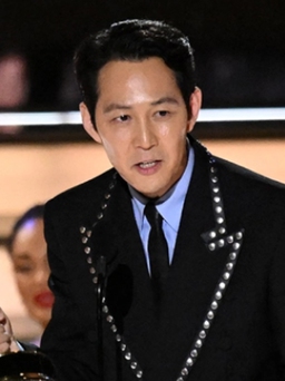 Lee Jung Jae làm nên lịch sử khi đoạt giải Emmy với ‘Squid Game’