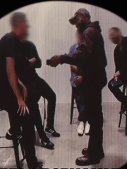 Kanye West đưa video khiêu dâm cho các giám đốc điều hành Adidas xem trong cuộc họp