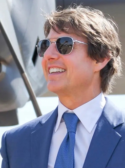Tom Cruise 'chơi nổi' lái trực thăng đáp xuống phim trường