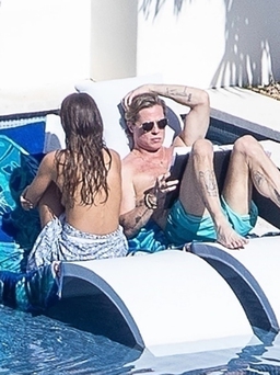 Brad Pitt cởi trần tắm nắng bên tình trẻ Ines de Ramon để ngực trần