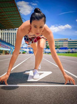 Cựu vận động viên nhảy cao khoe vẻ đẹp khỏe khoắn