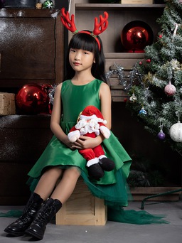 Thời trang mùa Giáng sinh của mẫu nhí Trịnh Khánh Ngọc đốn tim khán giả