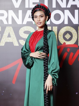 Trương Thị May tết tóc dài chấm đất, đội mấn hóa thân thành nàng đào phố thị trên thảm đỏ Vietnam International Fashion Festival 2020