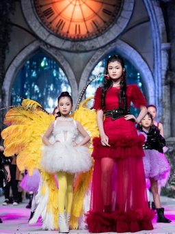 Tuần lễ thời trang trẻ em Winter Swan khai mạc, gây bất ngờ với sân khấu vòng cung và tuyết rơi trên lâu đài tráng lệ