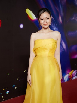 Diện váy của NTK Hoàng Minh Hà, Midu lộng lẫy như đóa hoa rực rỡ trên thảm đỏ bế mạc VIFF 2020