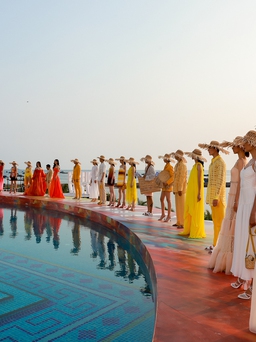Những tấm ảnh góc rộng đẹp nhất từ sàn diễn thời trang ngắm hoàng hôn trên biển Phú Quốc