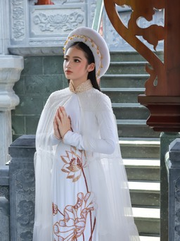 Mẫu nhí Bảo Hà diện áo dài trắng vẽ hoa sen viếng chùa mùa lễ Phật đản