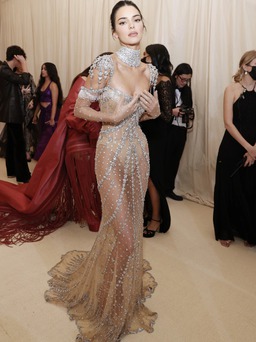 Sững sờ ngắm “thần vệ nữ” Kendall Jenner diện váy trong suốt tại Met Gala 2021