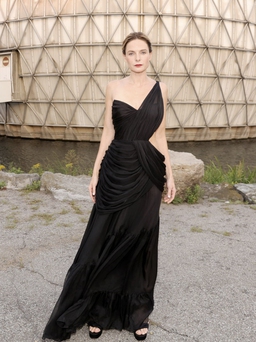 Rebecca Ferguson diện đầm lụa đen thanh lịch mà quyến rũ của Công Trí