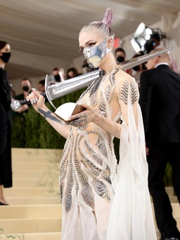 Grimes diện đầm siêu thực và cầm kiếm đến dự tiệc thời trang
