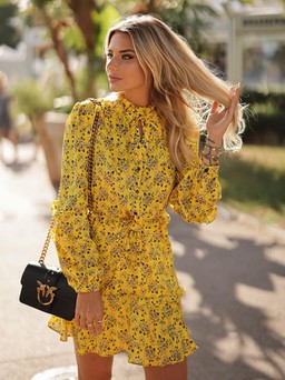Váy hoa ngắn quyến rũ và trẻ trung của blogger thời trang người Ý Veronica Ferraro