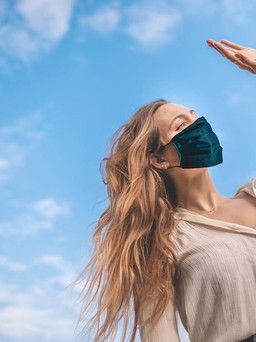 Mix trang phục đi làm cùng khẩu trang lụa, khẩu trang cotton in hoa