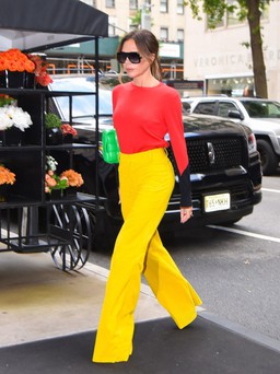 Phối trang phục đời thường màu nổi vừa đủ đẹp theo cách của Victoria Beckham