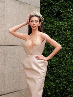 Thùy Tiên mặc hở ngực táo bạo sau đăng quang Hoa hậu Hòa bình Quốc tế 2021