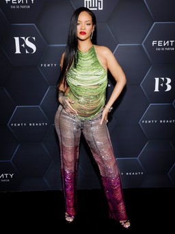 Thời trang khoe bụng bầu quá lố của Rihanna